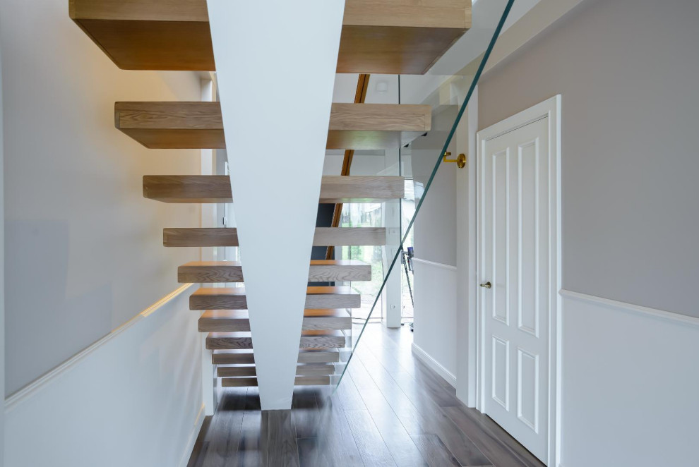 Парящая лестница на монокосоуре из массива дуба со стеклянным ограждением