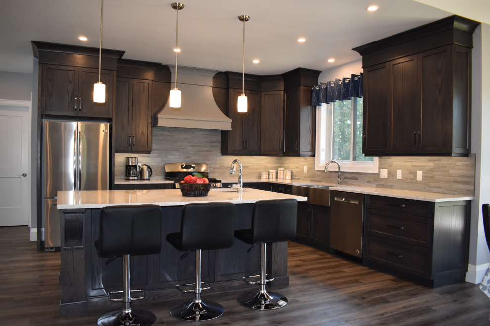 Kitchen - transitional kitchen idea in Toronto