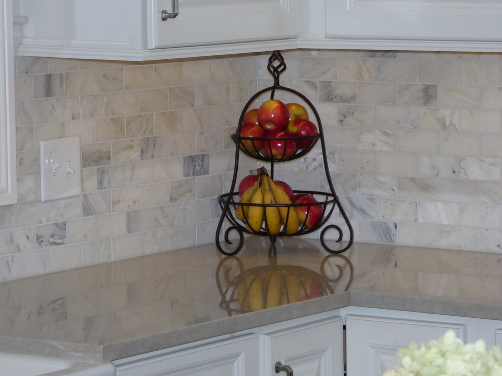 Eat-in kitchen - large transitional u-shaped dark wood floor eat-in kitchen idea in Chicago with a farmhouse sink, raised-panel cabinets, white cabinets, quartz countertops, gray backsplash, stone tile backsplash, stainless steel appliances and an island