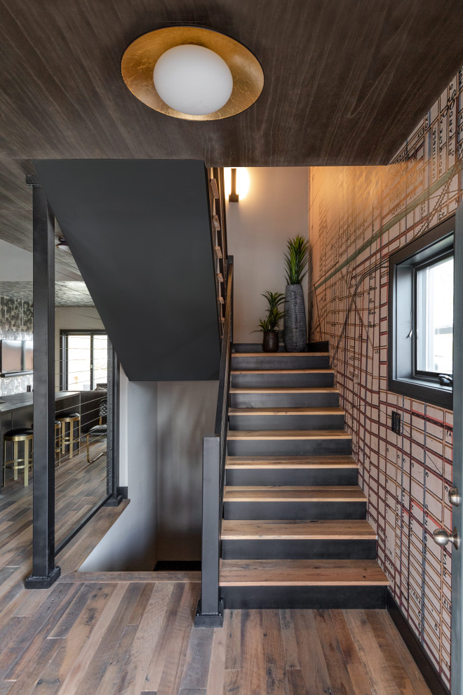 Moderne Holztreppe in L-Form mit offenen Setzstufen, Stahlgeländer und Tapetenwänden in Detroit