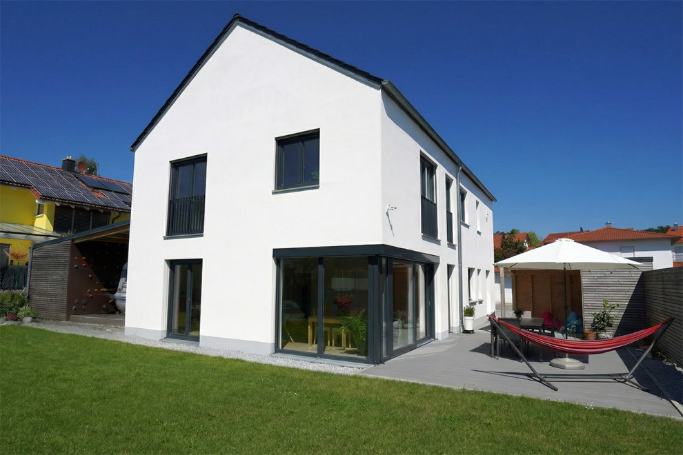 Pergola Terrasse neben dem Haus mit Outdoor-Küche und Pergola