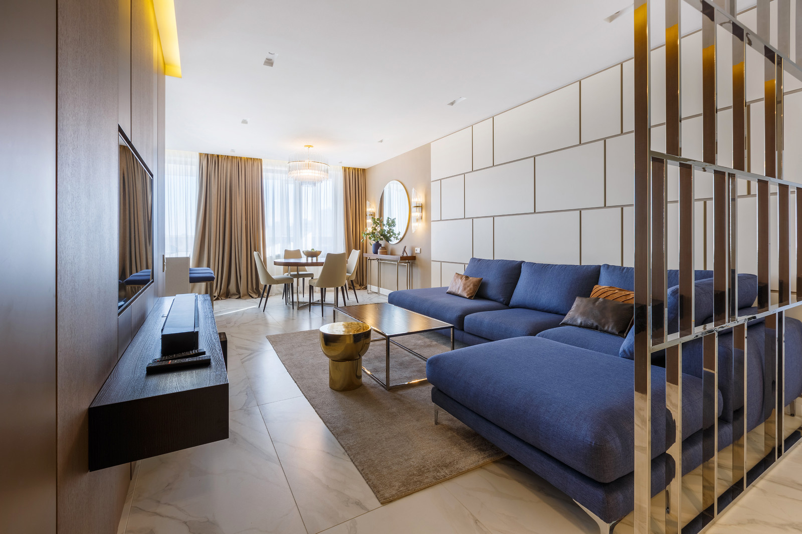 Квартира с радиусными панелями и глубокими цветами