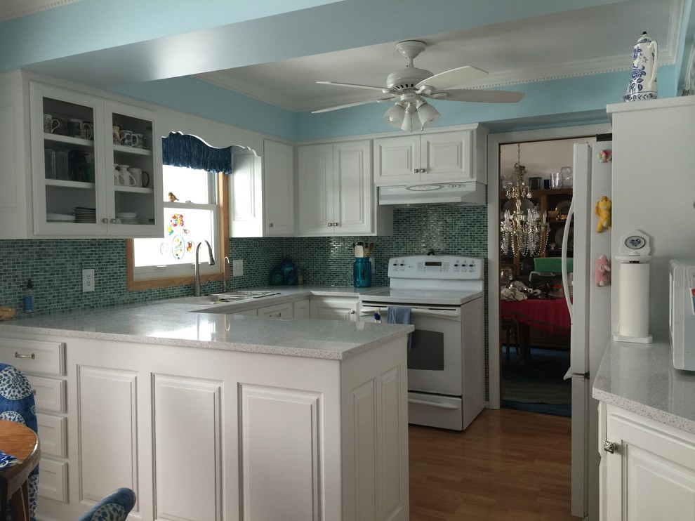 Kitchen - mid-sized light wood floor kitchen idea in Minneapolis with an undermount sink and white appliances