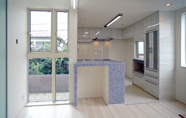 モザイクタイル・天然木羽目板の狭小住宅、東京 minimalistisch-kueche