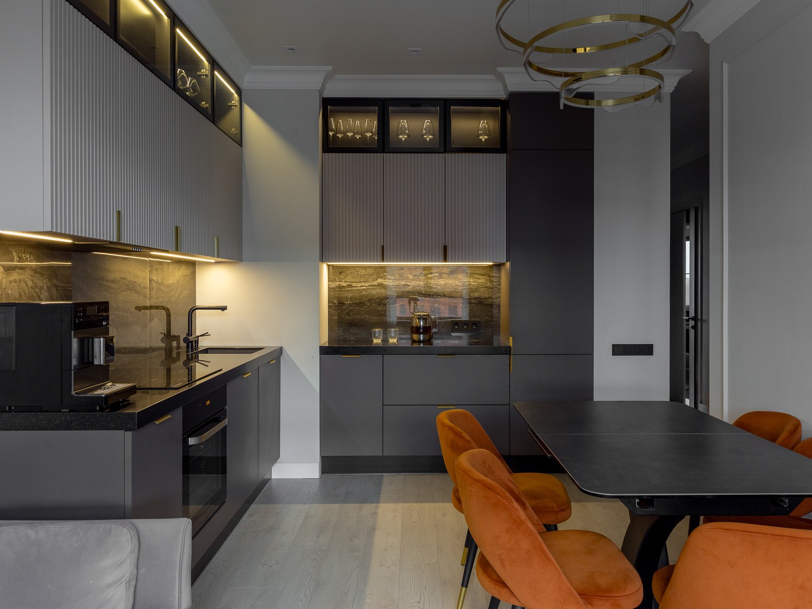 Угловая кухня-гостиная с антресолями со стеклом