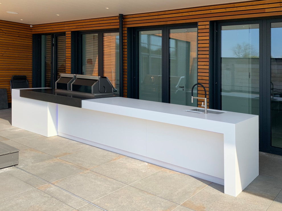 Große Moderne Terrasse im Innenhof mit Outdoor-Küche in Essen