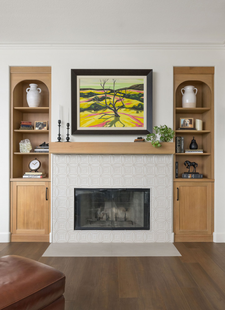 サンディエゴにある高級な中くらいなトランジショナルスタイルのおしゃれなLDK (ライブラリー、白い壁、クッションフロア、標準型暖炉、タイルの暖炉まわり、テレビなし、茶色い床) の写真