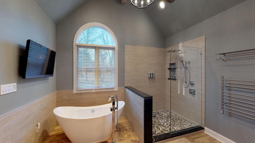 Пример оригинального дизайна: большая главная ванная комната в классическом стиле с фасадами с утопленной филенкой, темными деревянными фасадами, отдельно стоящей ванной, угловым душем, раздельным унитазом, бежевой плиткой, синими стенами, полом из ламината, настольной раковиной, коричневым полом, открытым душем, бежевой столешницей, тумбой под две раковины, встроенной тумбой, сводчатым потолком и деревянными стенами