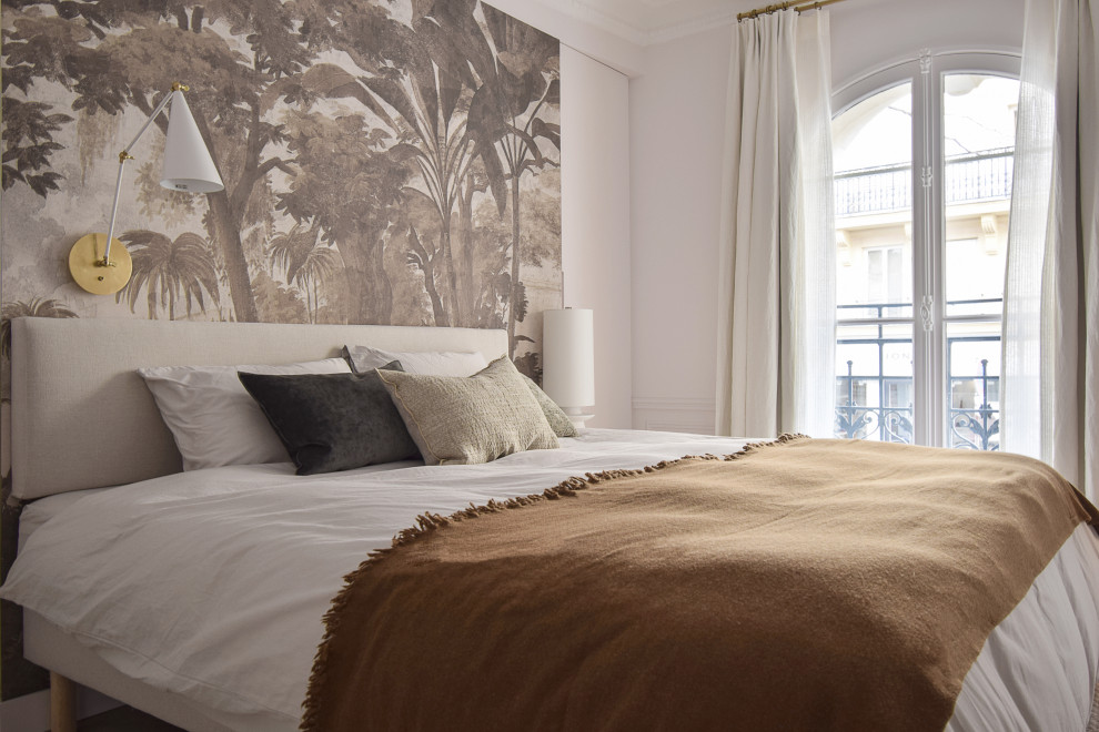 Modelo de dormitorio principal contemporáneo de tamaño medio con paredes multicolor, suelo de madera clara, suelo beige y boiserie