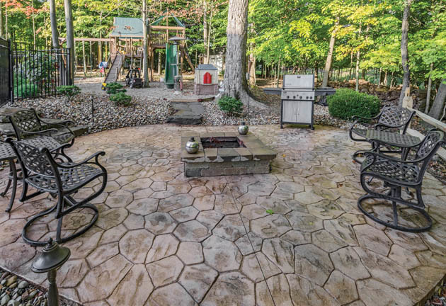 Photo of a traditional patio in Cleveland.