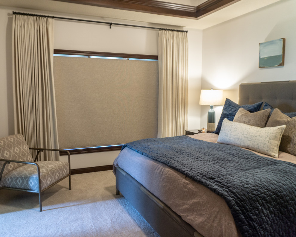 Mountain style bedroom photo in Cedar Rapids