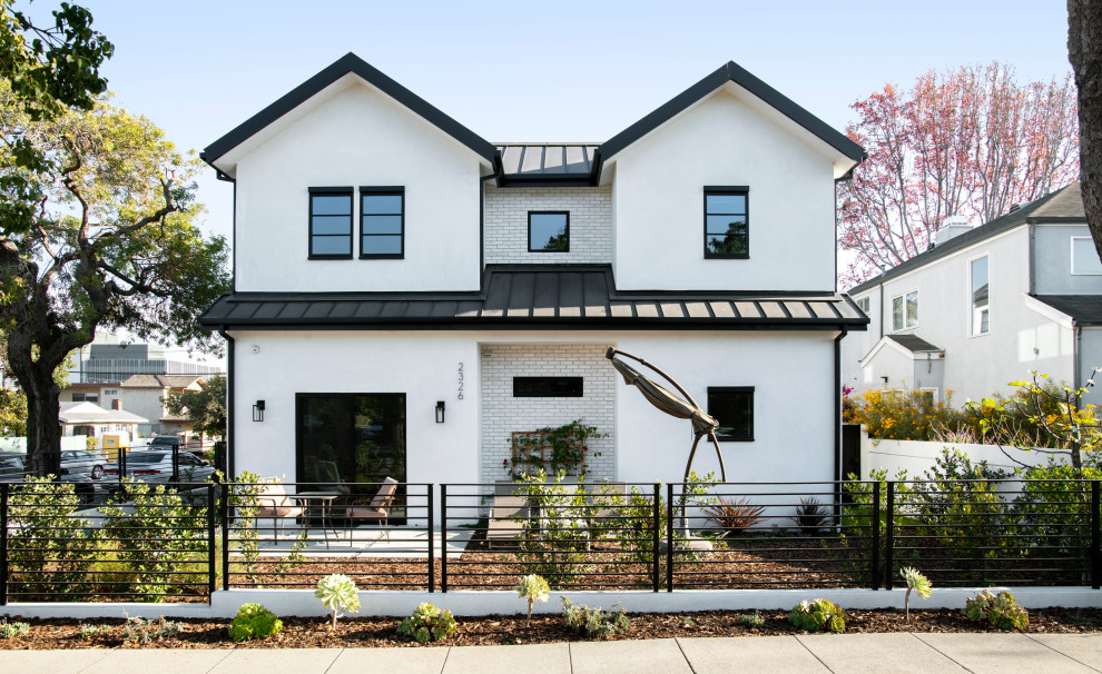 Medium sized and white contemporary two floor render detached house in Los Angeles with a hip roof, a metal roof and a black roof.