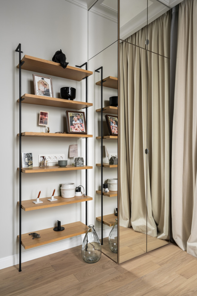 Московская квартира с двумя санузлами и белой кухней