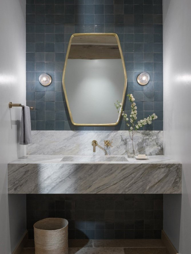 Идея дизайна: туалет в стиле рустика с синей плиткой, серыми стенами, монолитной раковиной, мраморной столешницей, бежевым полом и серой столешницей