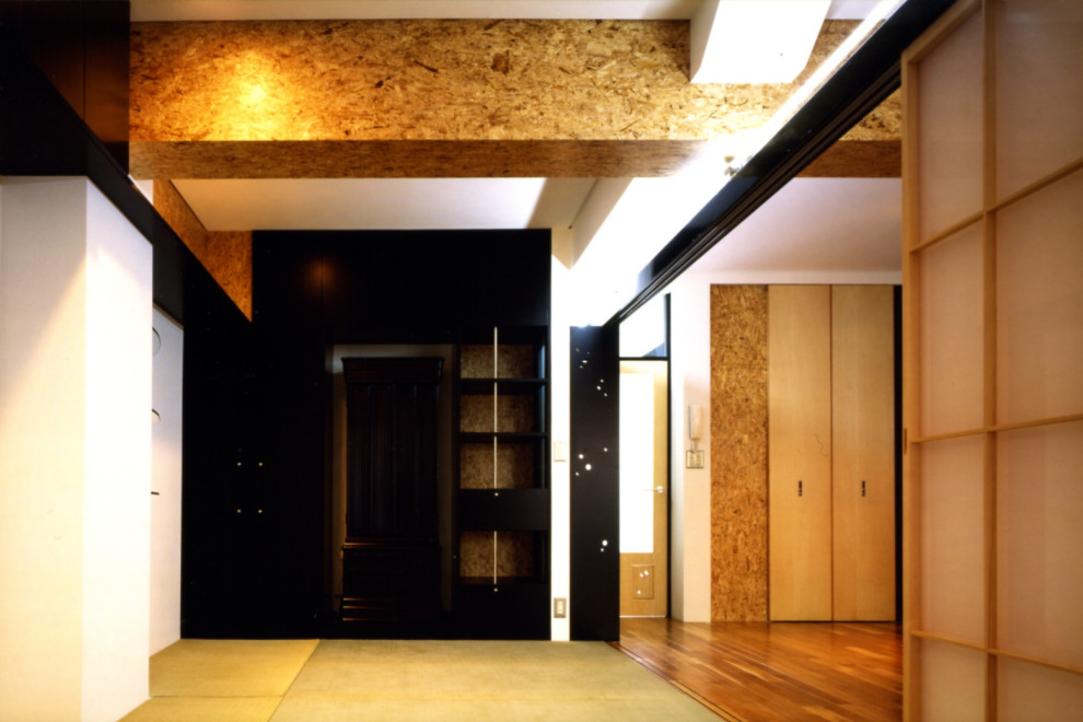 Kleines Modernes Arbeitszimmer ohne Kamin mit weißer Wandfarbe, Tapetendecke, Tapetenwänden, Studio, Tatami-Boden und grünem Boden in Tokio