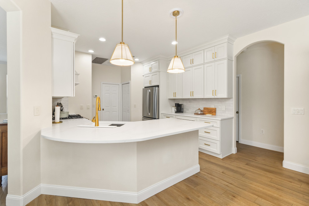 Transitional kitchen photo in Tampa