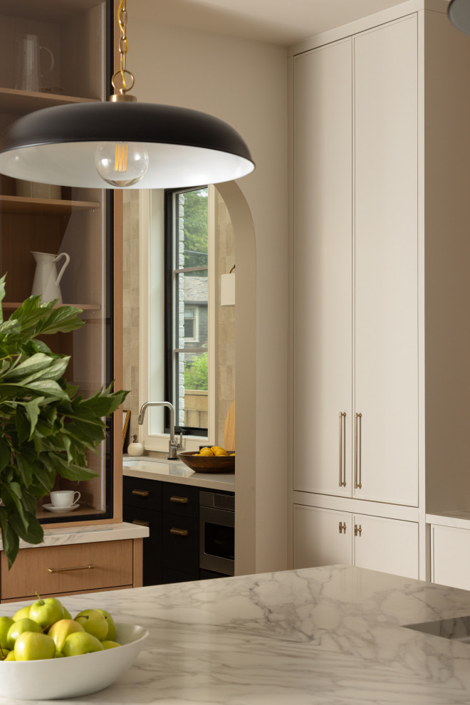 Transitional kitchen photo in Toronto