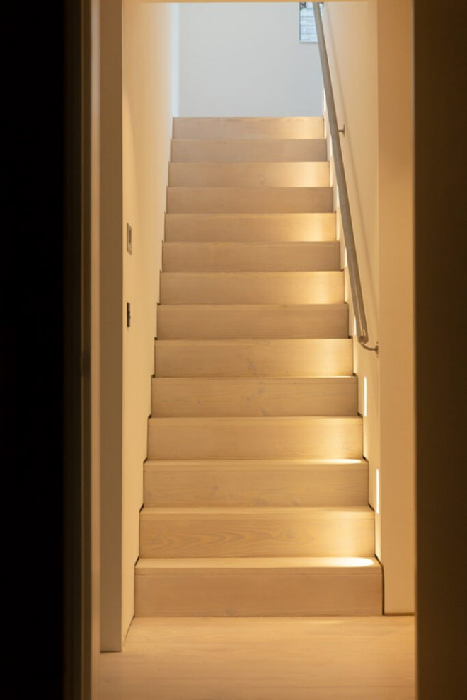 Exemple d'un escalier droit scandinave en béton de taille moyenne avec des contremarches en béton, un garde-corps en métal, boiseries et éclairage.