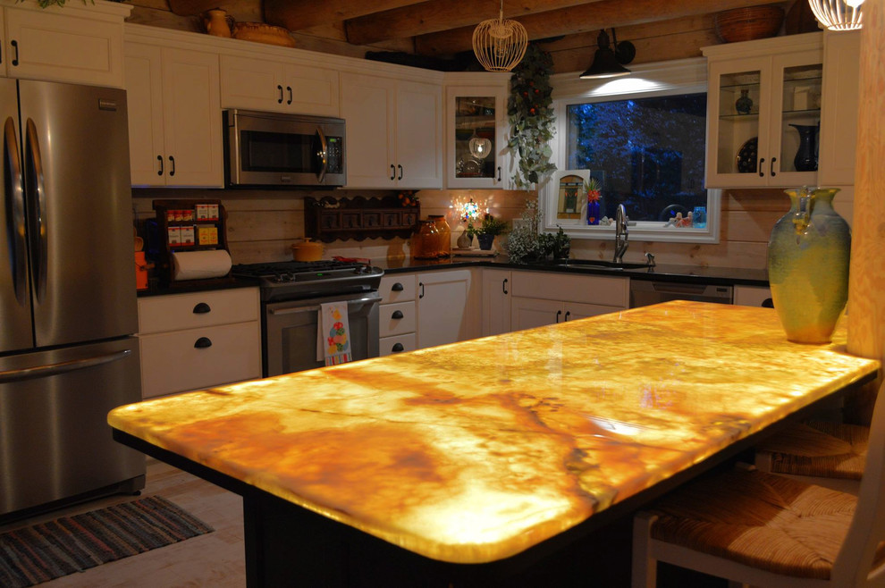 Kitchen - kitchen idea in Miami
