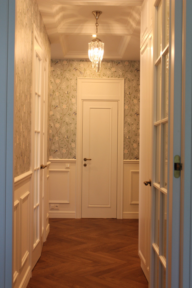 На фото: узкий коридор среднего размера в классическом стиле с белыми стенами, паркетным полом среднего тона, коричневым полом, кессонным потолком и панелями на части стены с