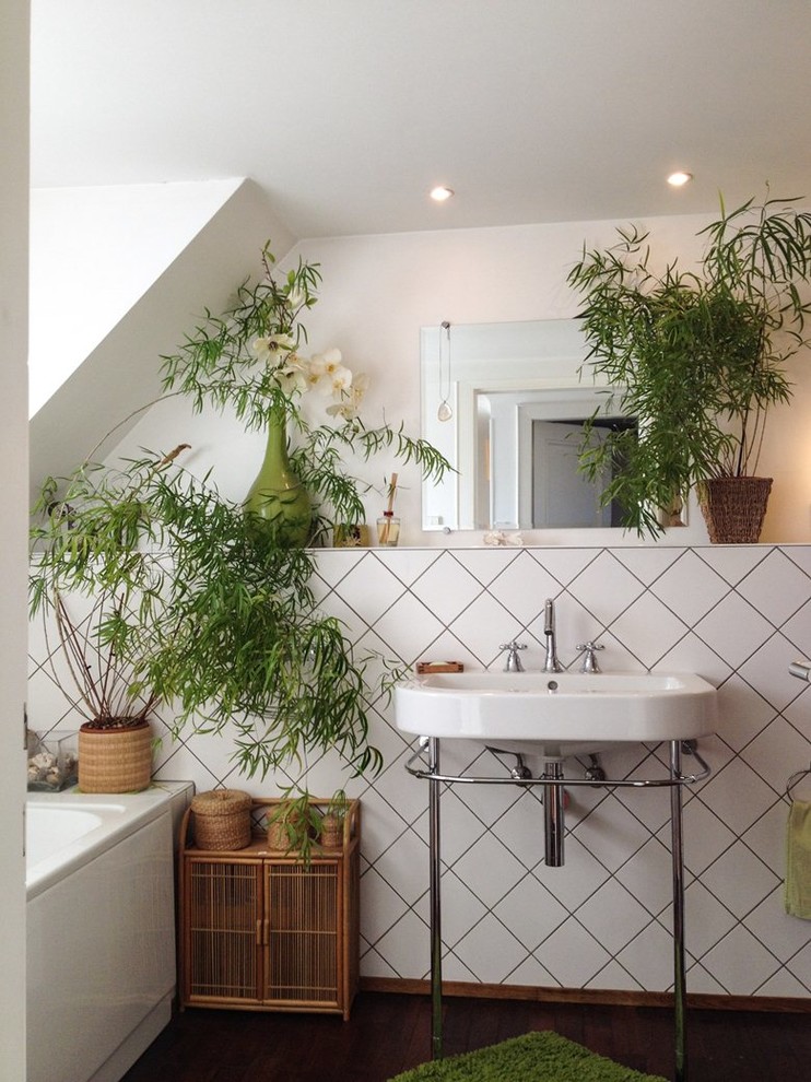 Salle de bain?[Cette image montre salle de bain With un plan vasque, un carrelage blanc, un mur blanc, une baignoire en alcôve and parquet foncé.]:[Cette image montre salles de bain With un plan vasque, un carrelage blanc, un mur blanc, une baignoire en alcôve and parquet foncé.]