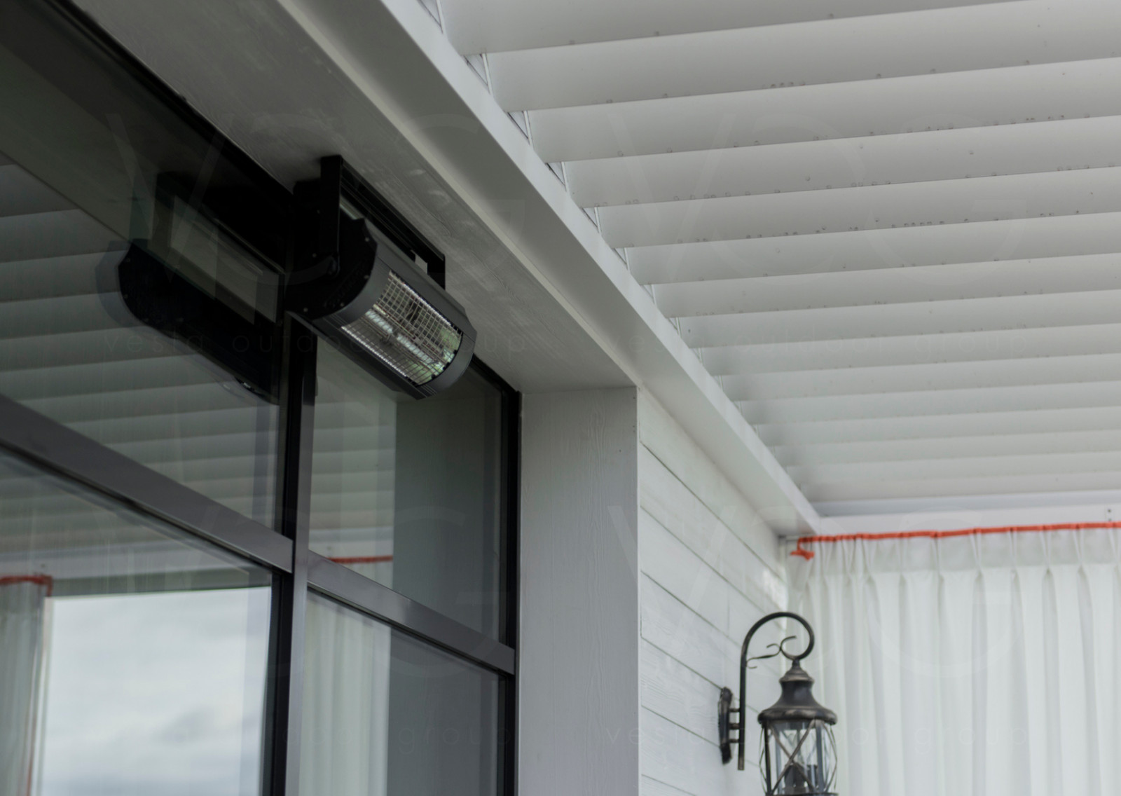 Пергола Renson Algarve и фасадное безрамное остекление Sunflex