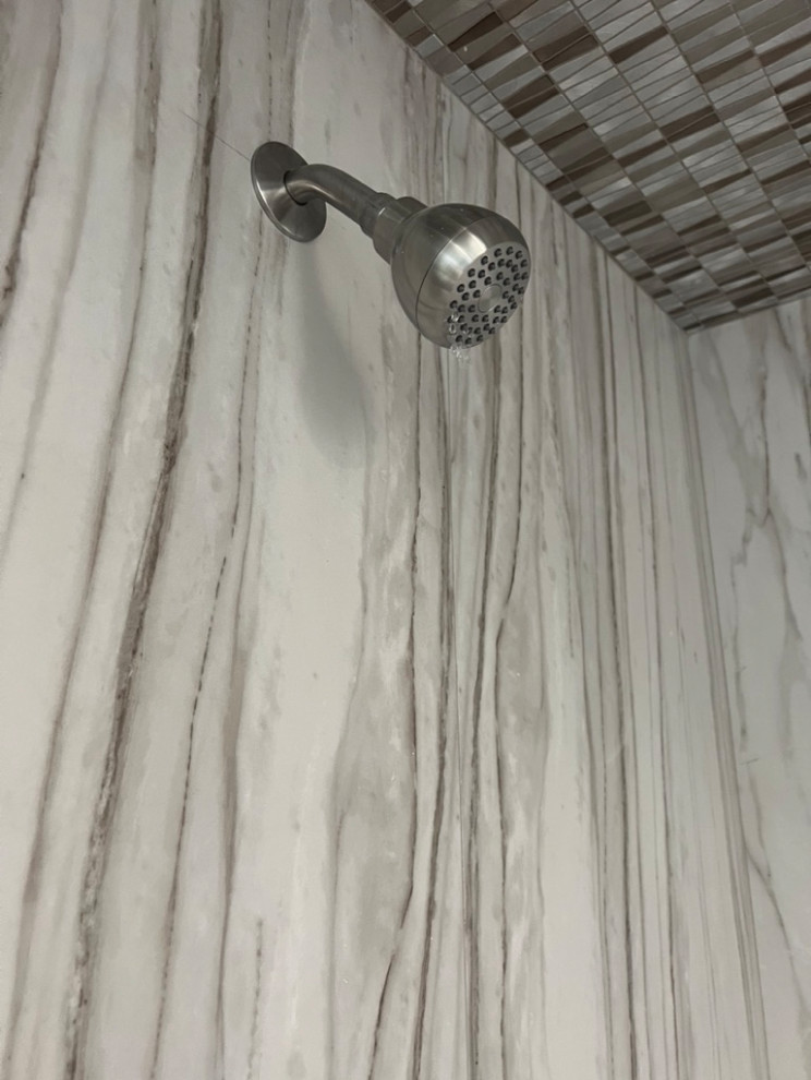 Großes Modernes Badezimmer En Suite mit Einbaubadewanne, Doppeldusche, grauen Fliesen, Steinfliesen, Keramikboden, grauem Boden, Duschbank und freistehendem Waschtisch in Dallas