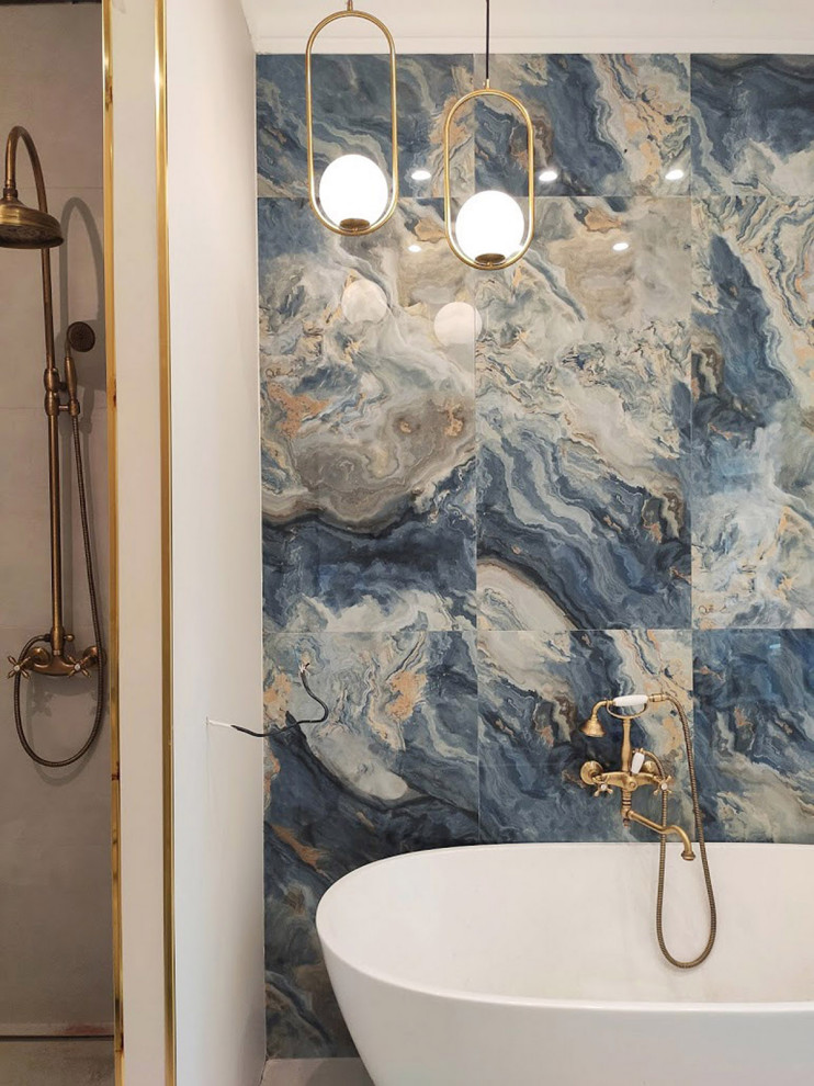Идея дизайна: серо-белая ванная комната среднего размера: освещение в стиле кантри с фасадами в стиле шейкер, синими фасадами, отдельно стоящей ванной, душем в нише, инсталляцией, синей плиткой, керамогранитной плиткой, серыми стенами, полом из керамогранита, душевой кабиной, врезной раковиной, столешницей из искусственного камня, серым полом, открытым душем, белой столешницей, тумбой под две раковины, напольной тумбой и обоями на стенах