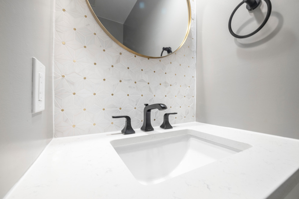 Exempel på ett litet 60 tals vit vitt toalett, med vita skåp, en toalettstol med separat cisternkåpa, flerfärgad kakel, marmorkakel, grå väggar, marmorgolv, ett undermonterad handfat, bänkskiva i kvarts och grått golv