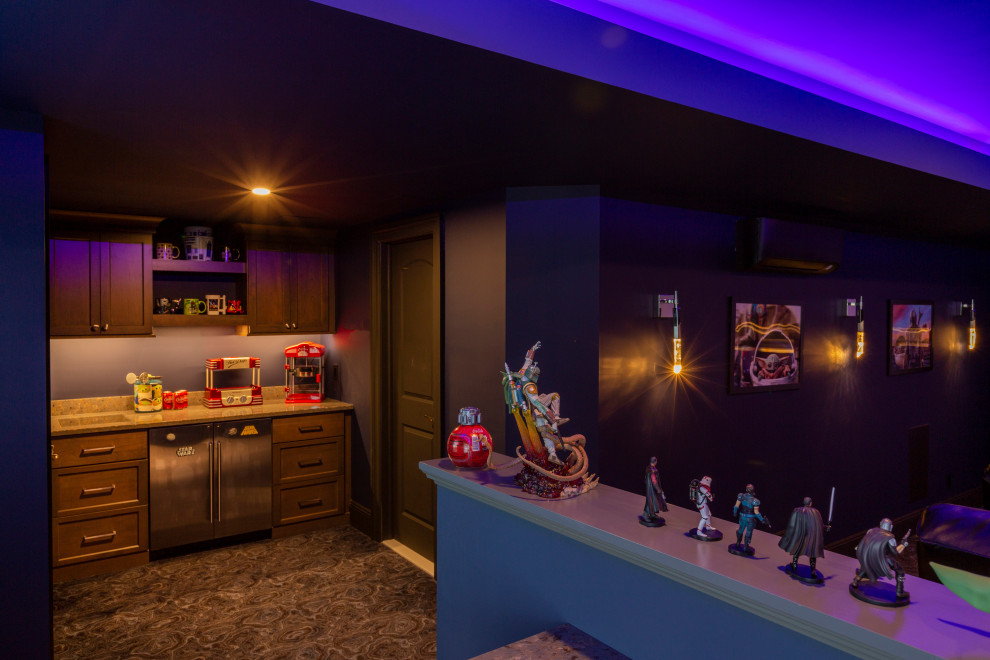 Modelo de cine en casa abierto clásico renovado extra grande con paredes azules, moqueta, pantalla de proyección y suelo azul