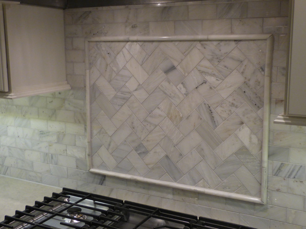 Large transitional u-shaped dark wood floor eat-in kitchen photo in Chicago with a farmhouse sink, raised-panel cabinets, white cabinets, quartz countertops, gray backsplash, stone tile backsplash, stainless steel appliances and an island