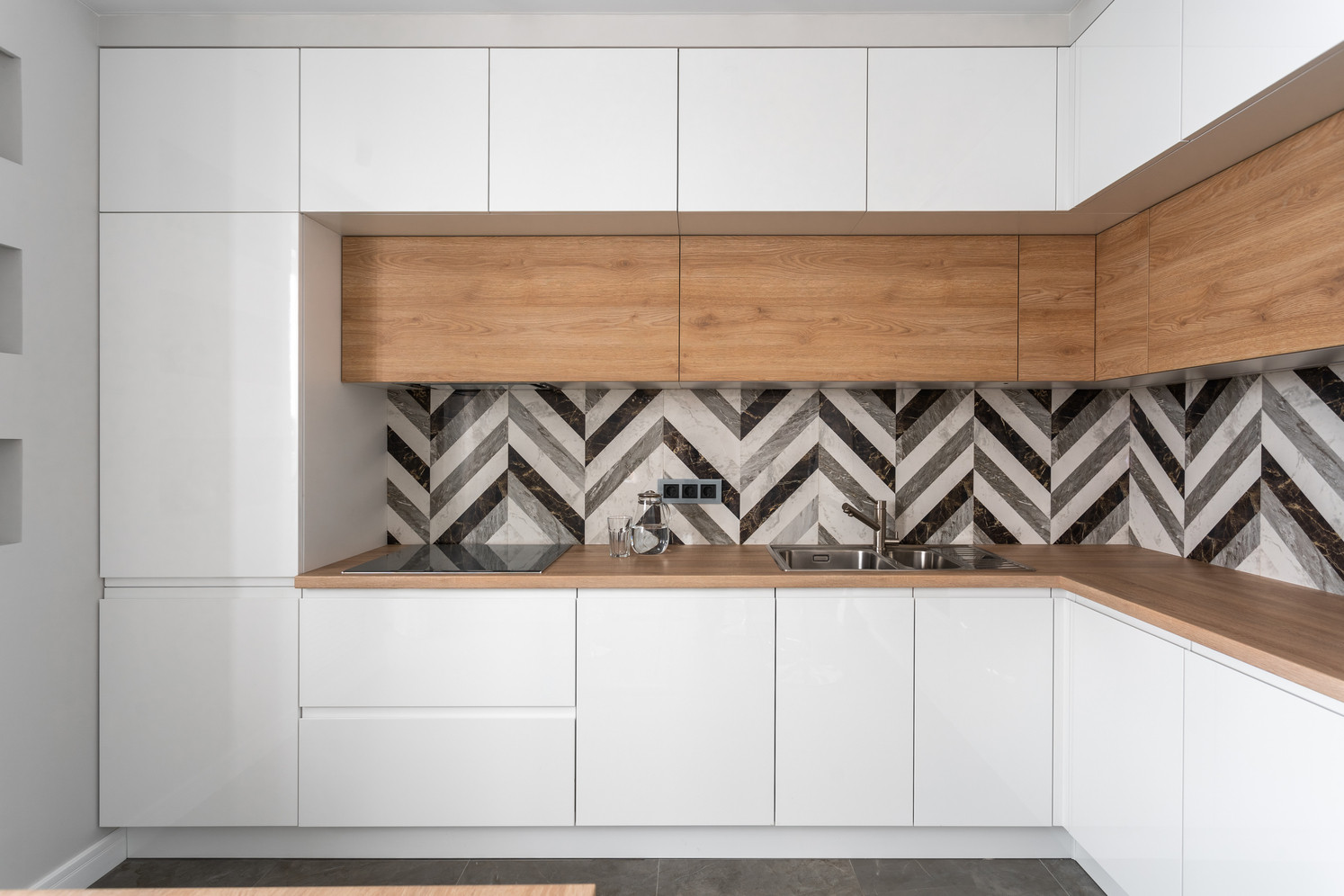 Классическая белая кухня с акцентным фартуком