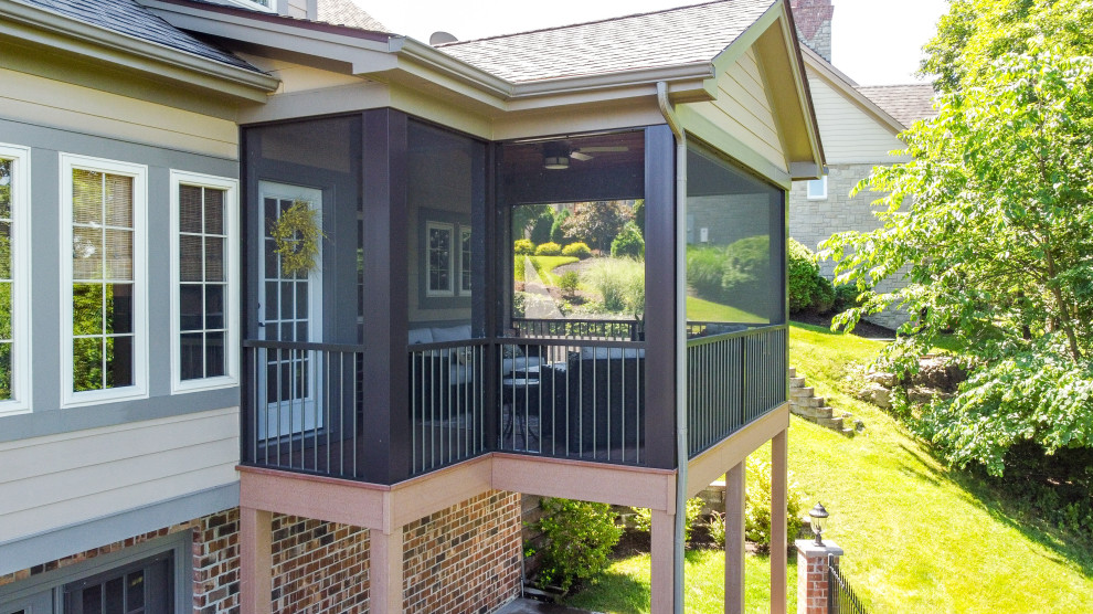 Foto di una piccola privacy sulla terrazza dietro casa e al primo piano con un tetto a sbalzo e parapetto in metallo