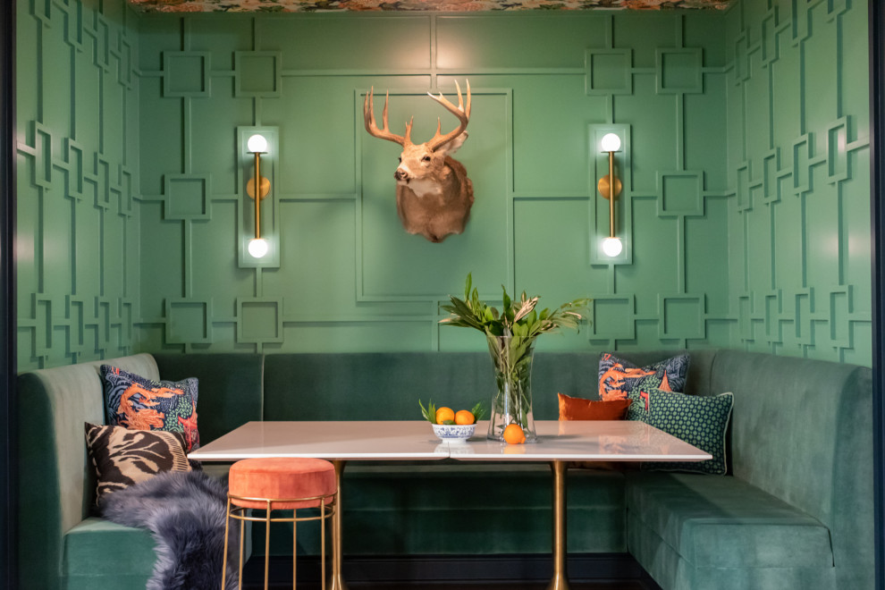 Ispirazione per una taverna moderna con pareti verdi, parquet chiaro e soffitto in carta da parati