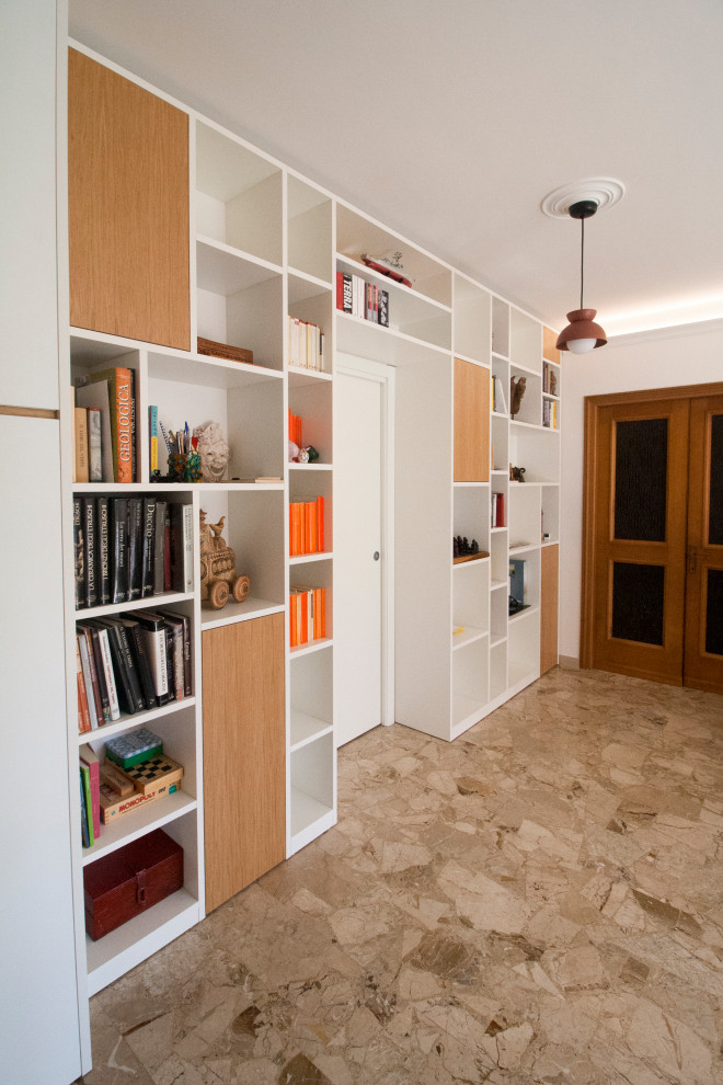 Parete attrezzata con libreria e armadi