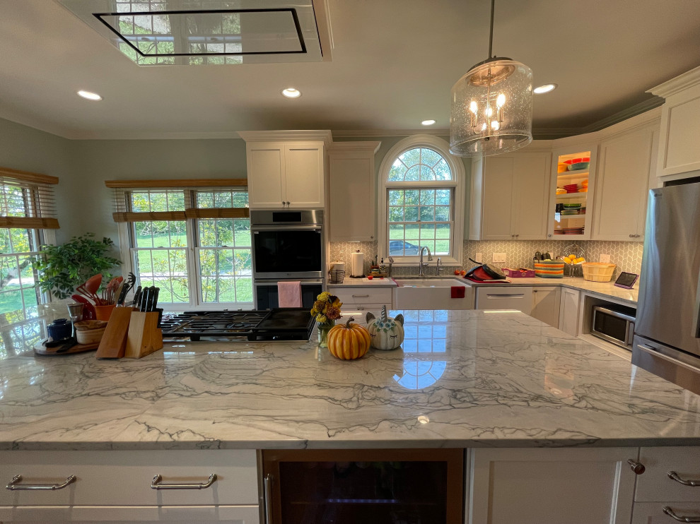 Inspiration for a large transitional light wood floor and brown floor eat-in kitchen remodel with an undermount sink, shaker cabinets, white cabinets, quartzite countertops, green backsplash, marble backsplash, stainless steel appliances, an island and gray countertops