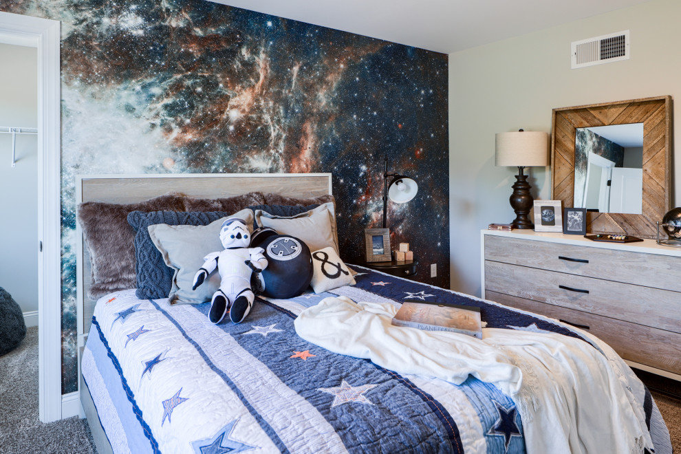 Idée de décoration pour une chambre d'enfant de 4 à 10 ans tradition avec un mur blanc, moquette, un sol marron et du papier peint.