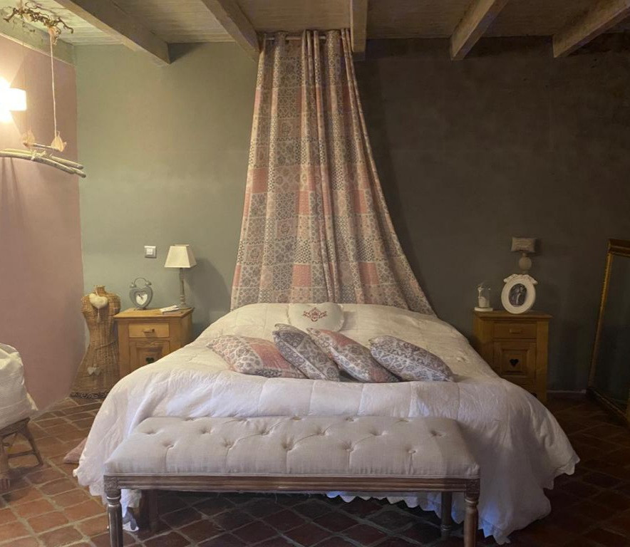 Idée de décoration pour une chambre parentale style shabby chic de taille moyenne avec un mur rose, tomettes au sol, aucune cheminée, un sol rouge et poutres apparentes.