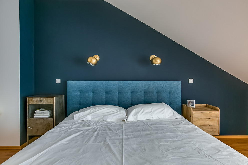 Photo of a medium sized scandi master bedroom in Marseille with blue walls, light hardwood flooring and no fireplace.