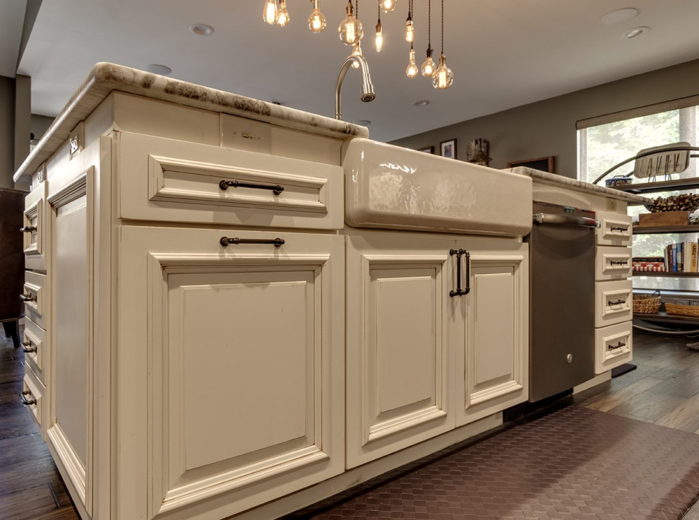 Inspiration for a rustic home design remodel in St Louis