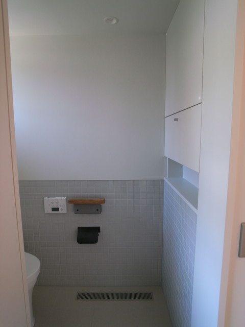 力石の家 moderno-bagno-di-servizio