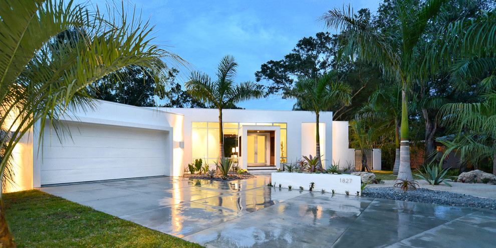 Photo of a mid-sized contemporary one-storey stucco white exterior in Tampa.
