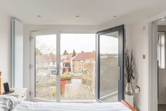 LOFT CONVERSION IN NORTHOLT modern-balkong
