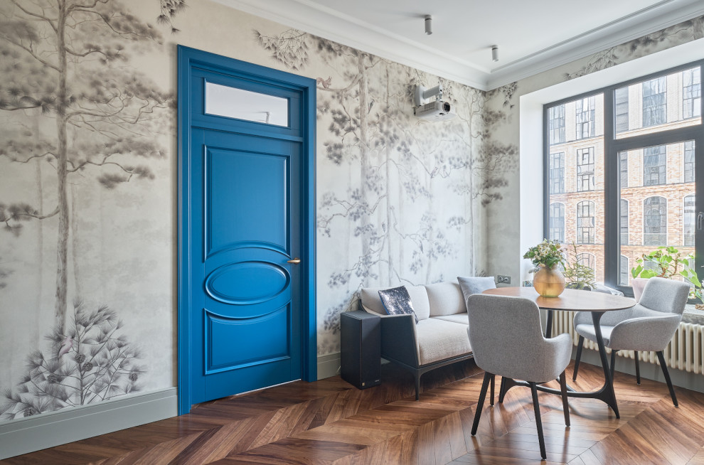 Классические двери ярко-синего цвета