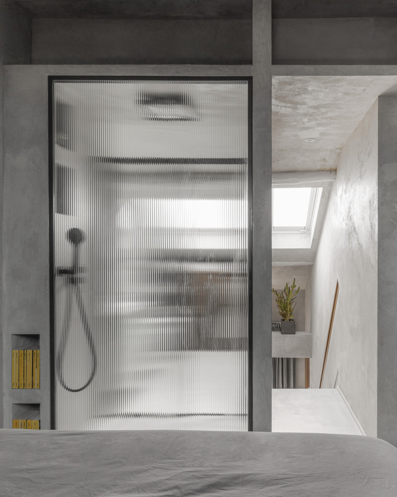 Kleines Nordisches Hauptschlafzimmer mit grauer Wandfarbe, Betonboden, grauem Boden und eingelassener Decke in Mailand
