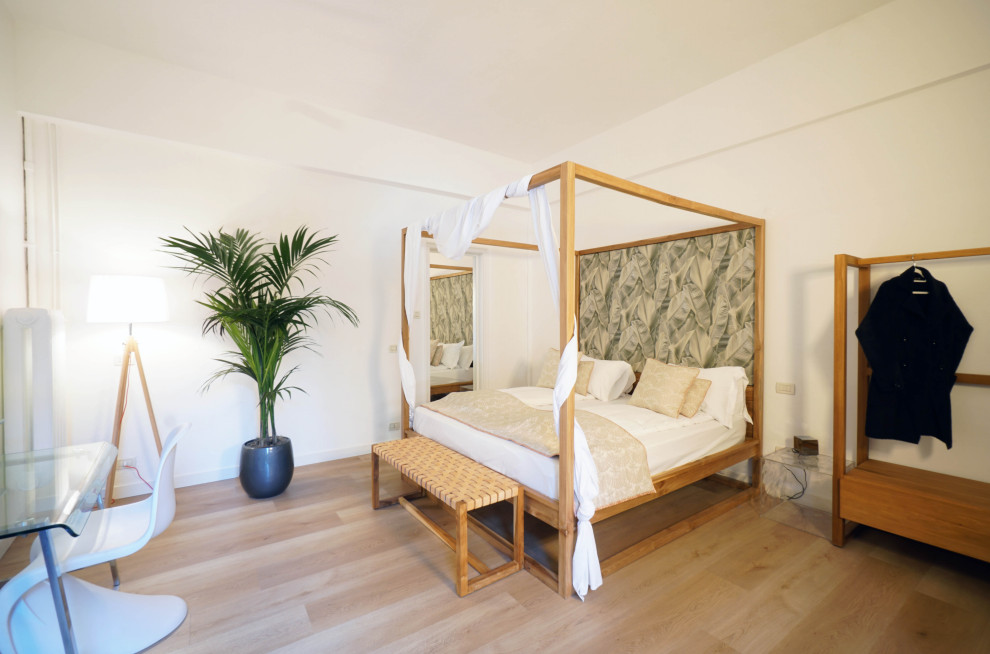 Großes Modernes Hauptschlafzimmer mit weißer Wandfarbe, hellem Holzboden und Tapetenwänden in Venedig