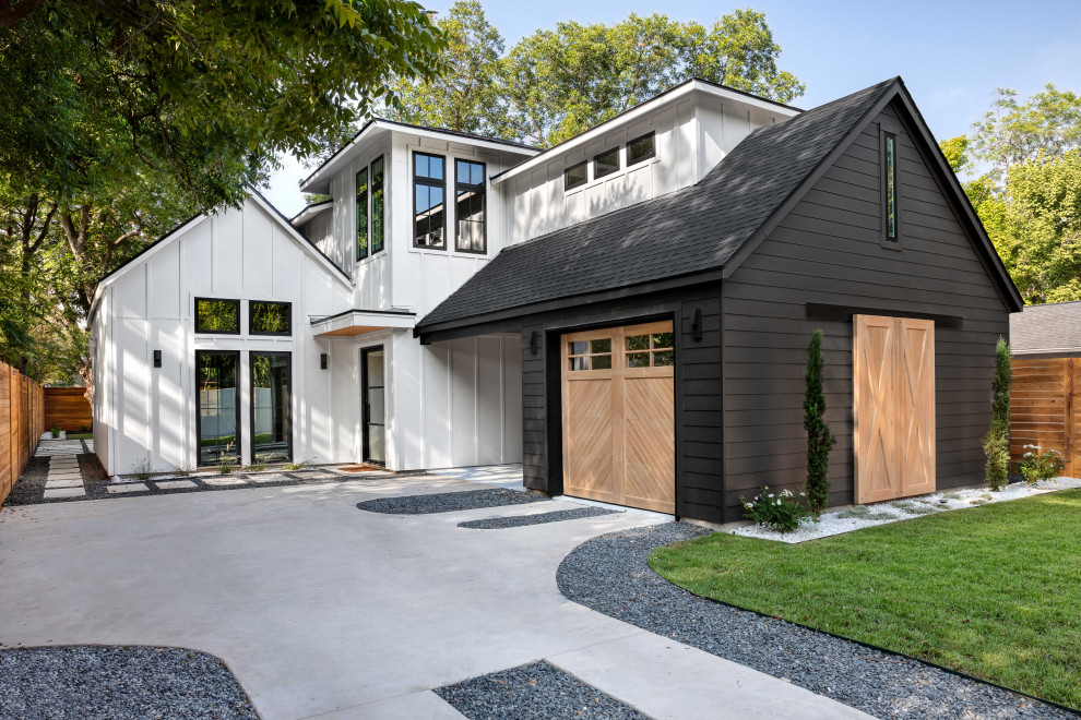Свежая идея для дизайна: двухэтажный, разноцветный частный загородный дом в стиле кантри с комбинированной облицовкой, черной крышей и отделкой доской с нащельником - отличное фото интерьера