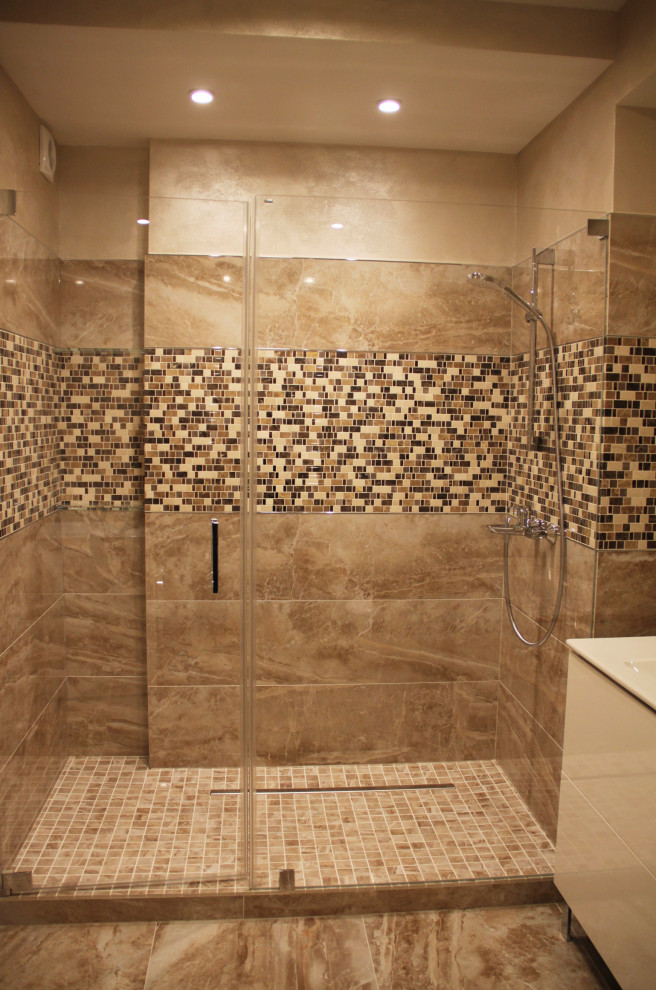 На фото: большая ванная комната в современном стиле с душевой комнатой, полом из керамогранита и душем с распашными дверями с