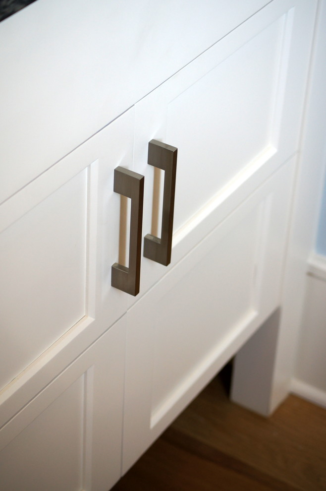 Transitional home design photo in Charleston