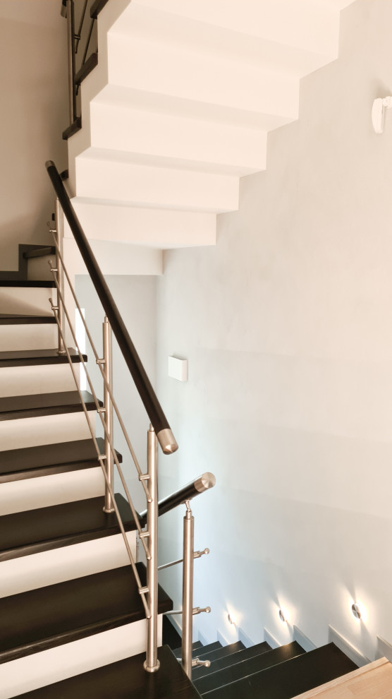 Стильный дизайн: п-образная лестница среднего размера в современном стиле с ступенями из плитки, подступенками из плитки, металлическими перилами и обоями на стенах - последний тренд